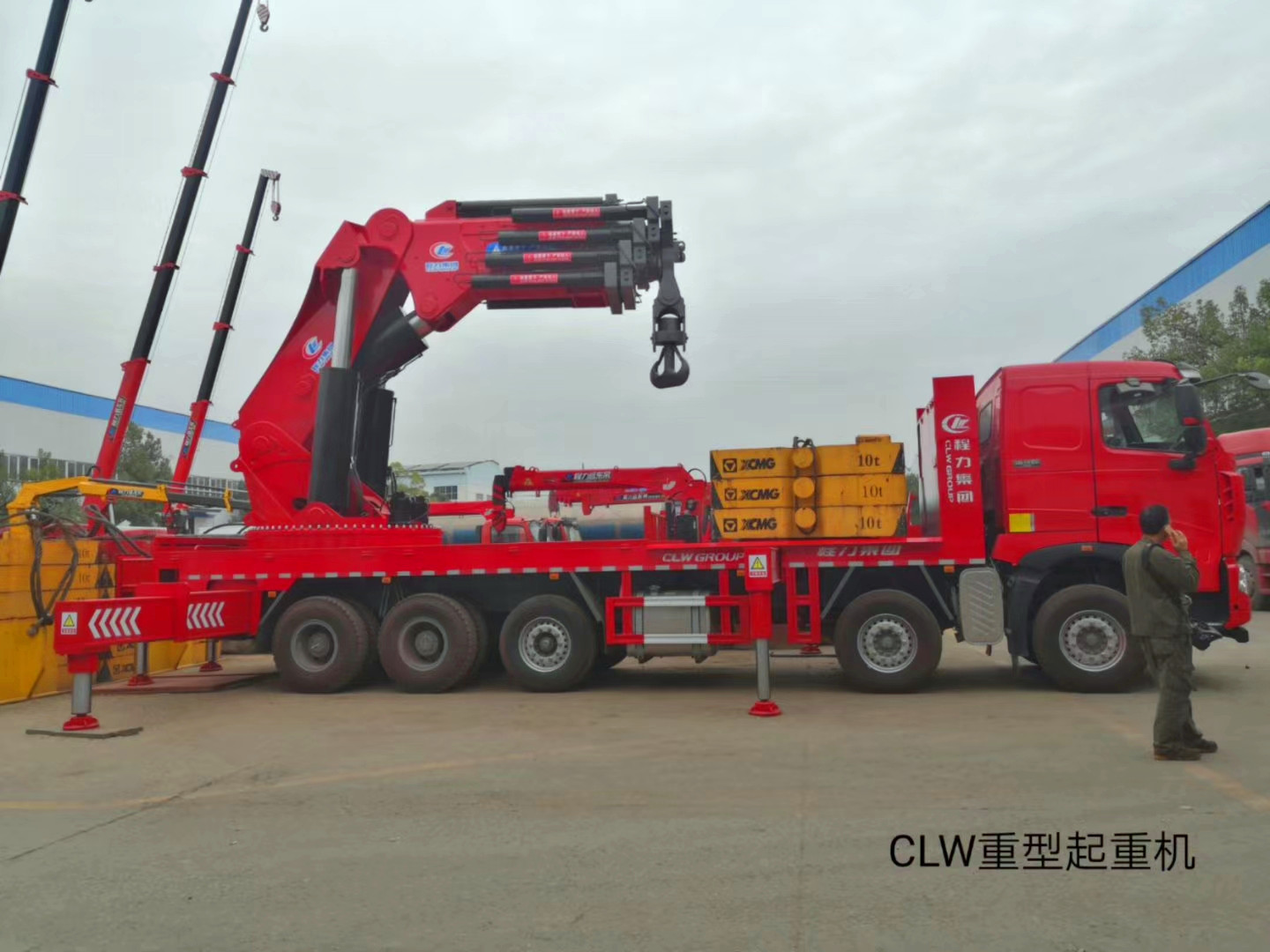 12米紅色重汽豪沃國六120噸折臂吊工程機械設(shè)備出租